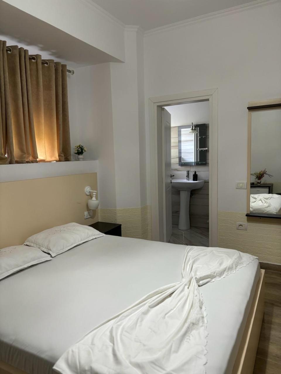 Guest House Adi Hoxha بيرات المظهر الخارجي الصورة