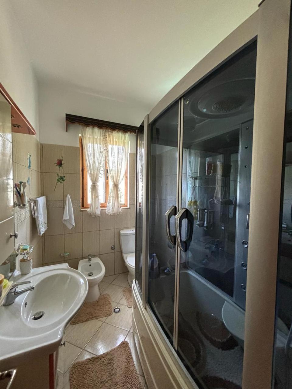 Guest House Adi Hoxha بيرات المظهر الخارجي الصورة