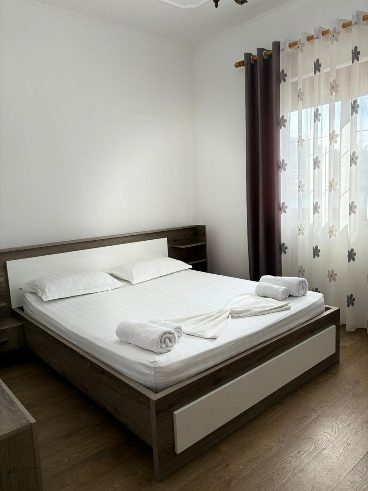 Guest House Adi Hoxha بيرات المظهر الخارجي الصورة