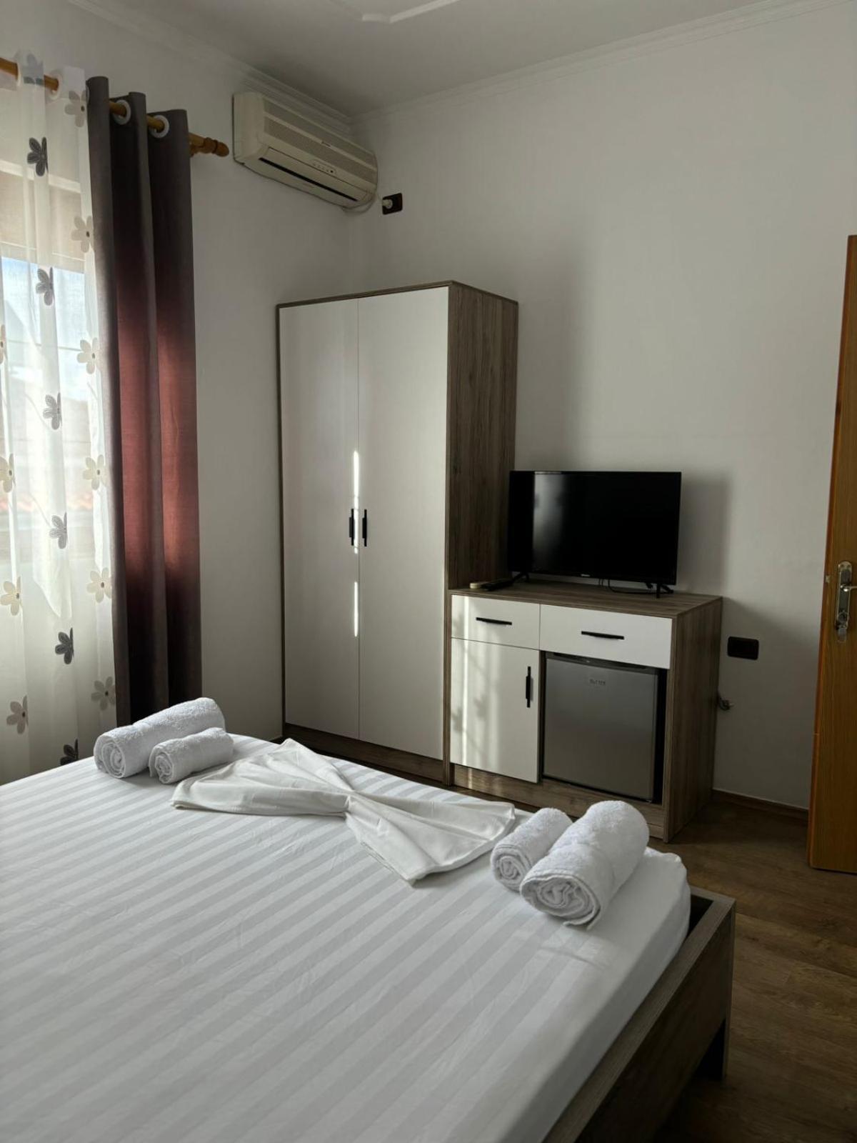 Guest House Adi Hoxha بيرات المظهر الخارجي الصورة