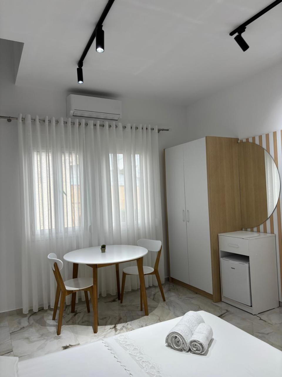 Guest House Adi Hoxha بيرات المظهر الخارجي الصورة
